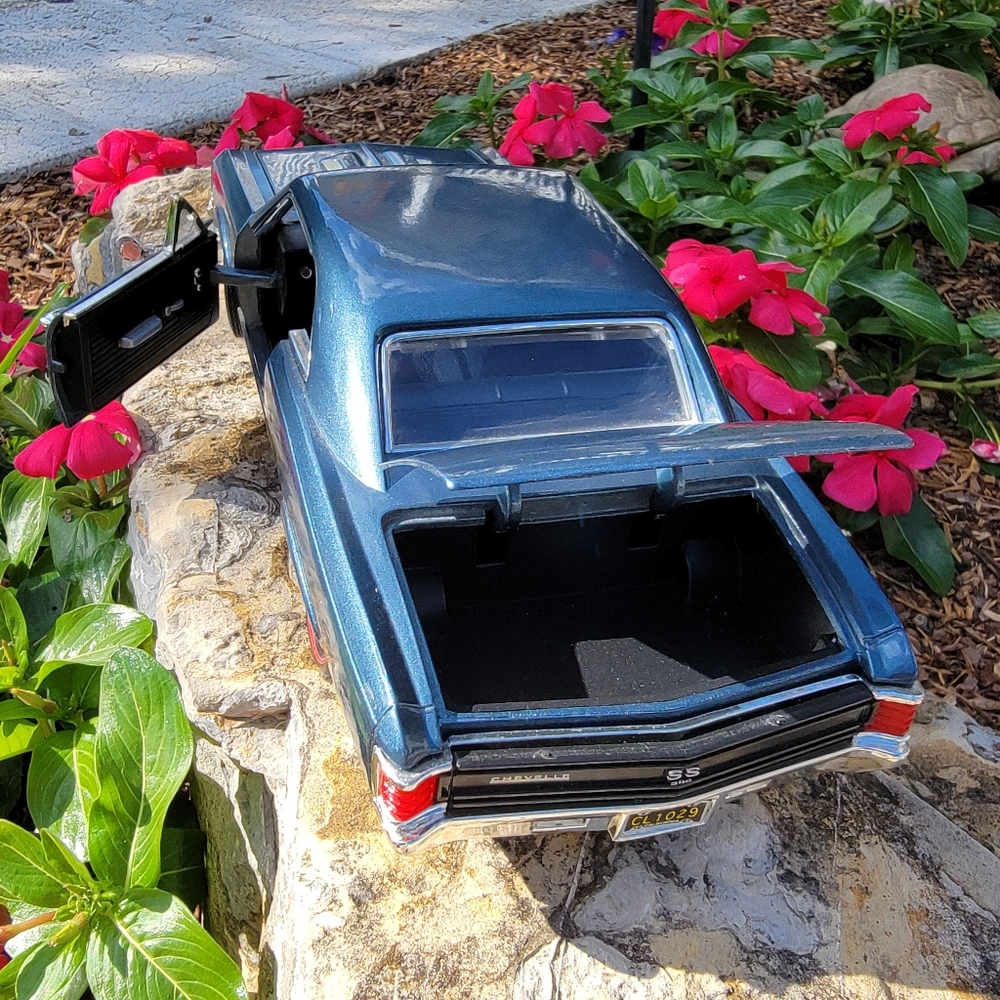 MOTORMAX ♡ 1967 Slate Blue Metallic Chevelle SS396 1:18 Scale Diecast Model - Picture 9 of 17